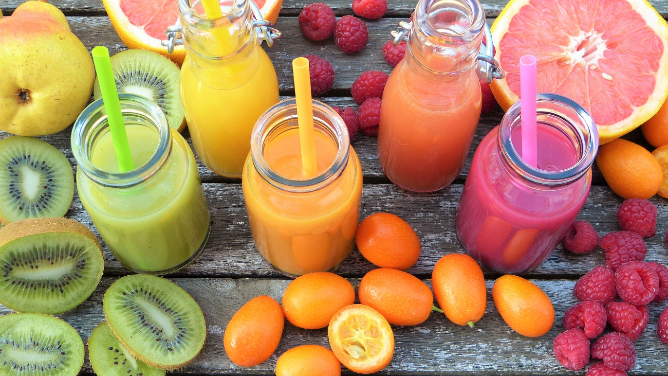 多種顏色的水果及果汁