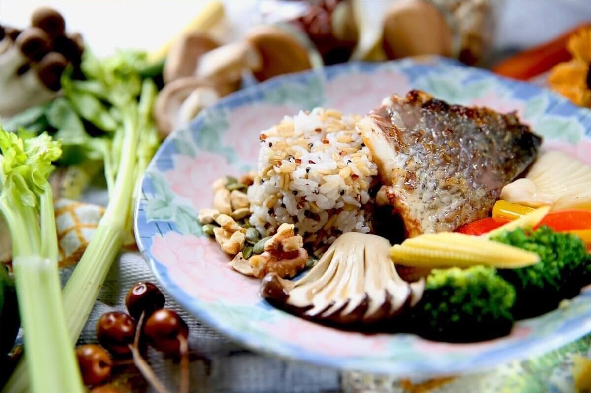 食彩廚房 地中海料理：藜麥飯佐彩舒鱸魚