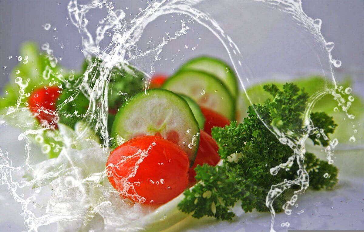 沙拉 黄瓜 食物 树叶 番茄 混合的 水 新鲜的 健康 营养 自然 维生素